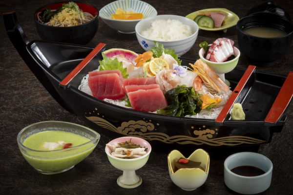 【定番メニュー一例】<br />
刺身定食